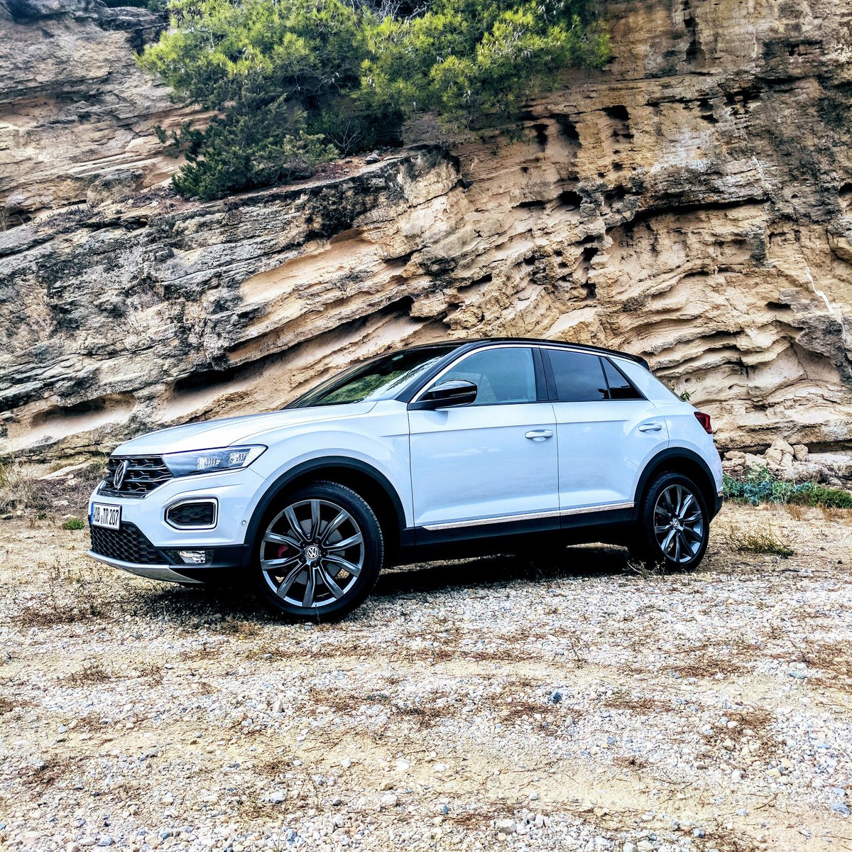 UKVolkswagen's tweet photo. It will take your breath away! Meet the new T-Roc. #bornconfident #VWTRoc https://t.co/SsVY4Q6ox8