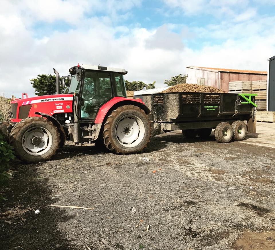 LucyAgiTrader's tweet photo. #ThursdayThoughts How much work goes into a bag of spuds.... #spuds #Potatoes #groundwork #planting #spraying #digging #grading #bagging 🚜🥔🍴 https://t.co/ksjSDWDJeb