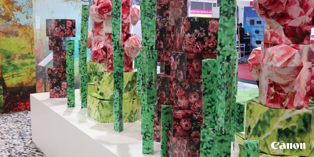 CanonDEUB2B's tweet photo. Verpackungen an der Grenze zur Kunst! Kreiert von den Studenten der #BUW und gefördert von #Canon #viscom2017 #UNLEASHPRINT https://t.co/vtRGi3k1lI