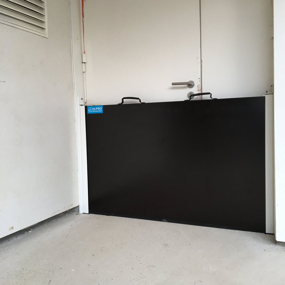 Hydroprotect's tweet image. #Fabrication et #installation de 9 #dispositifs de #protection contre l'#inondation #HIPRO© H900 RAL9010 #CIG #Versaille #France ⬇️ 💪🌊⛈️