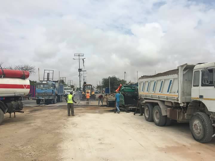 AbdulBillowAli's tweet photo. "Down but not out", engineers repair a section of the road destroyed in Saturday's deadly truck bomb in KM5 #Mogadishu. #Resilience #Somalia https://t.co/OVbxQBEoO5