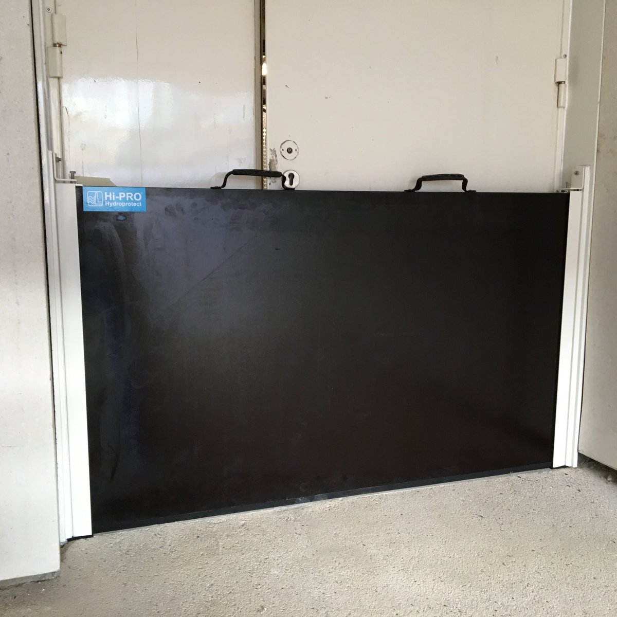 Hydroprotect's tweet image. #Fabrication et #installation de 9 #dispositifs de #protection contre l'#inondation #HIPRO© H900 RAL9010 #CIG #Versaille #France ⬇️ 💪🌊⛈️