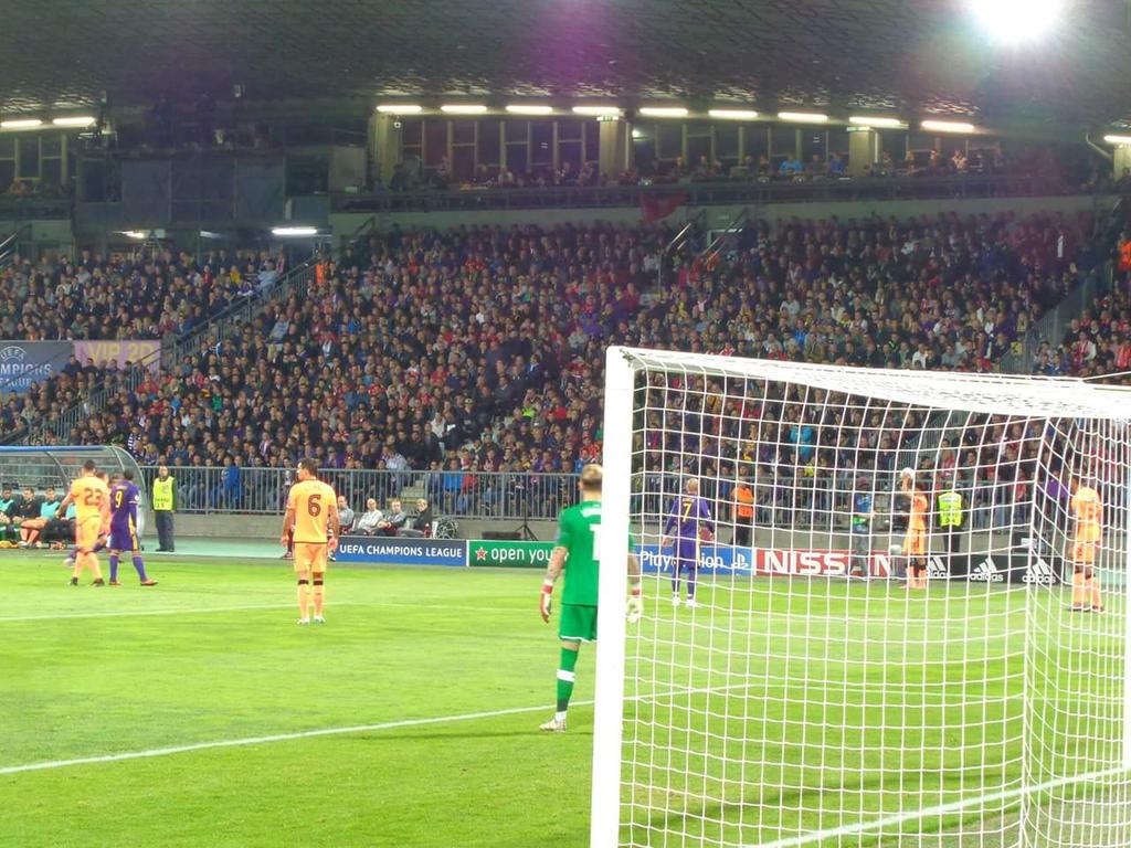bakermo000's tweet photo. #ljudskivrt #nkmaribor💜⚽️ vs #liveroolfc #uefachampionsleague #UEFA #ChampionsLeague #GroupE #maribor #slovenia https://t.co/hIycE7iSjE