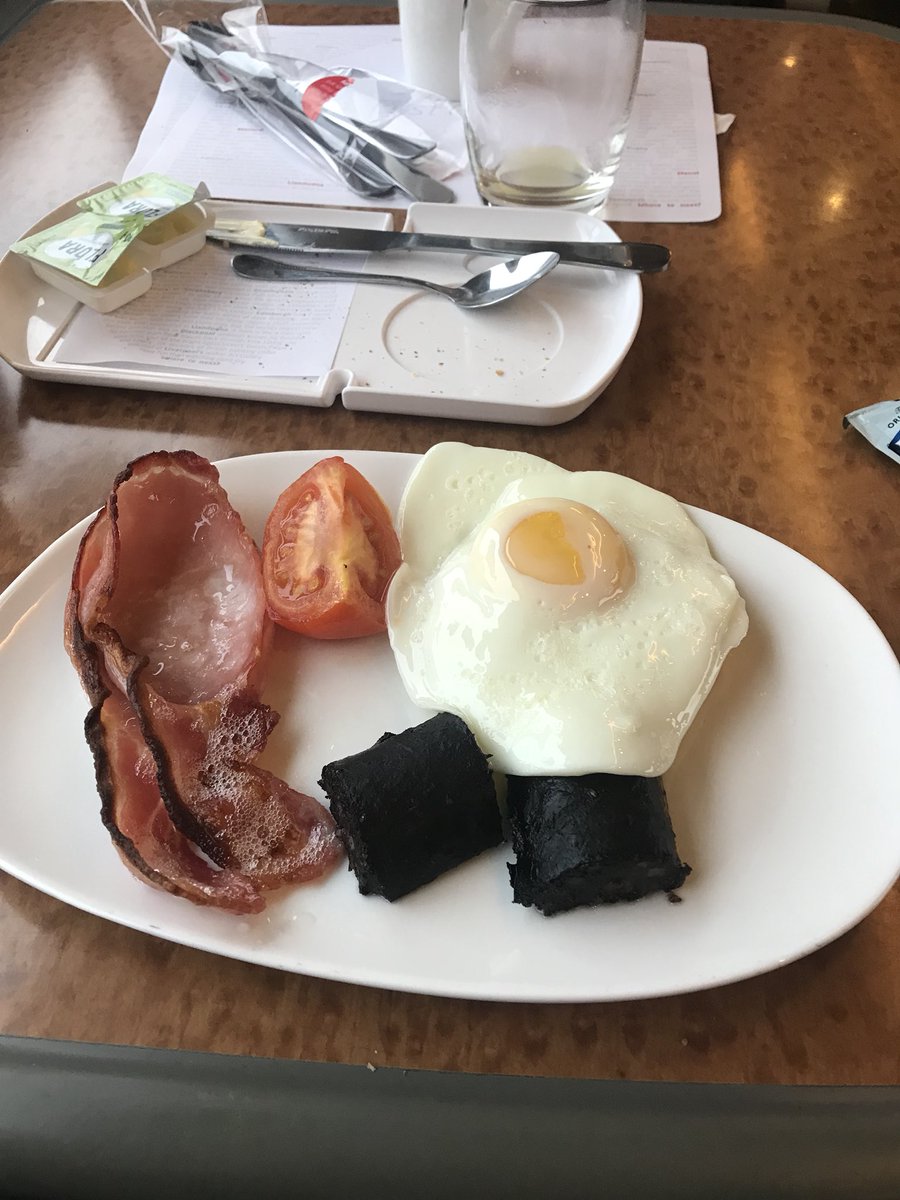 ZOOMZOOMBOY's tweet photo. Can’t even get a full English on #virgintrain got on at Rugby and hardly any food left. Rip off first class! #Virginfirstclass #nofoodleft https://t.co/gHoR46aDLE