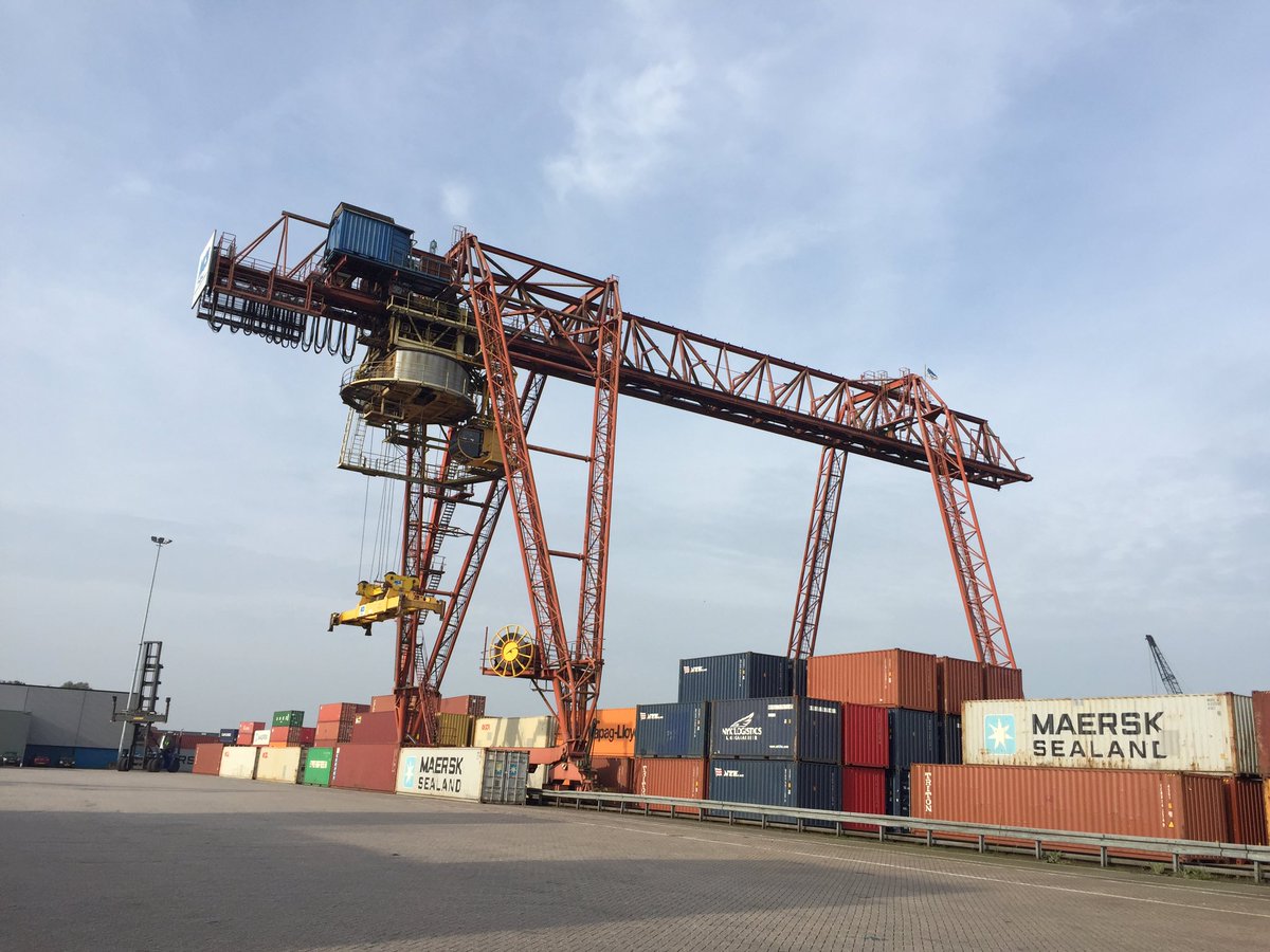 RvVerseveld's tweet photo. Vandaag aanwezig bij het #multimodalevent en nemen we een kijkje bij de containerterminal in Meppel. Erg interessant. #vostransport https://t.co/0mNp9xFR03