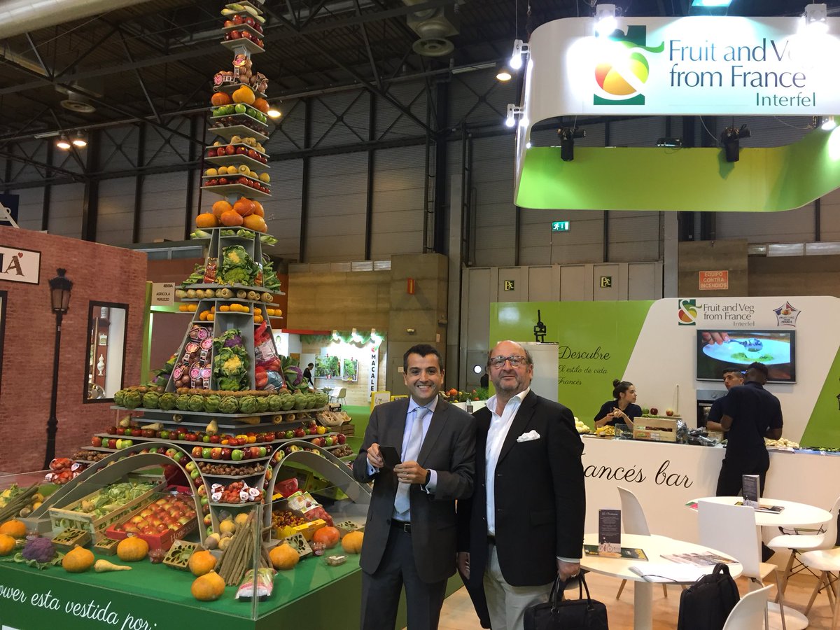 UNCGFL's tweet photo. Bienvenue @MglcBerthe sur le stand @FruitsLegumesFR #FruitAtraction2017 https://t.co/BeOcHIQxiL