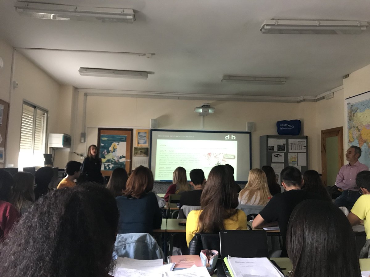 carlosalvarezci's tweet photo. Hoy con la directora de marketing y comunicación de @d_unasObarrio en clase de nuestro profesor @MarketTeacher https://t.co/DcXF60glzr