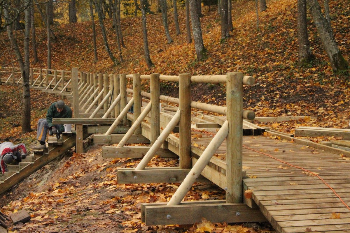 SmiltenesNovads's tweet photo. Turpinās pārbūves darbi @SmiltenesNovads Vecā parka teritorijā-izbūvēta pieejas un skatu platforma pie ūdenskrituma. https://t.co/elR3zoVwS5 https://t.co/JsdkTtW66F