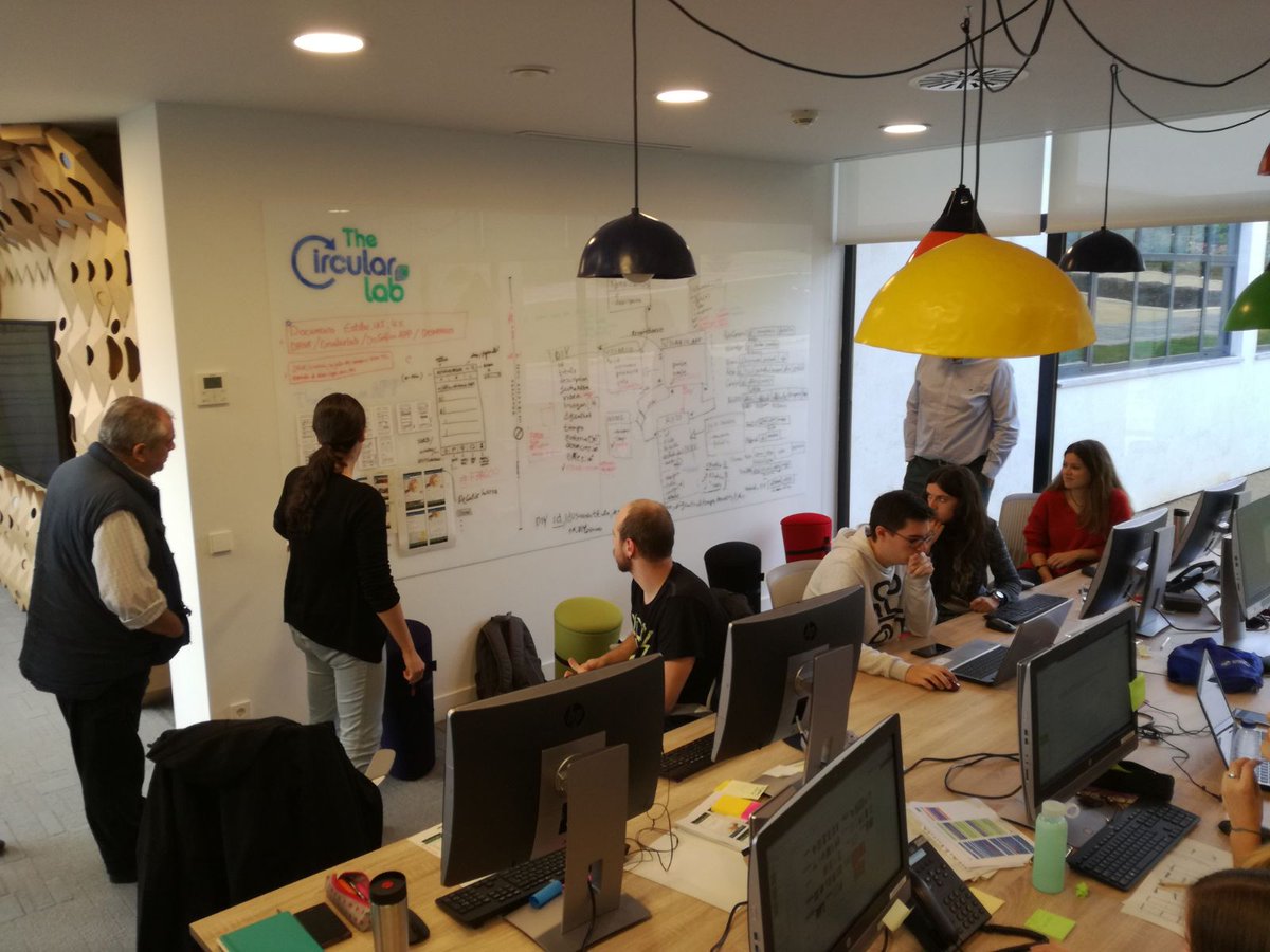emprendeverde's tweet photo. El equipo del LAB de #TheCircularLab de @Ecoembes cuentan sus diferentes proyectos de innovación a los participantes de #PrototipaCircular. https://t.co/kDIIlU6Lip