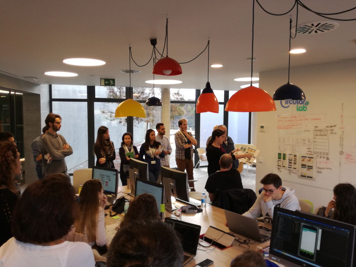emprendeverde's tweet photo. El equipo del LAB de #TheCircularLab de @Ecoembes cuentan sus diferentes proyectos de innovación a los participantes de #PrototipaCircular. https://t.co/kDIIlU6Lip