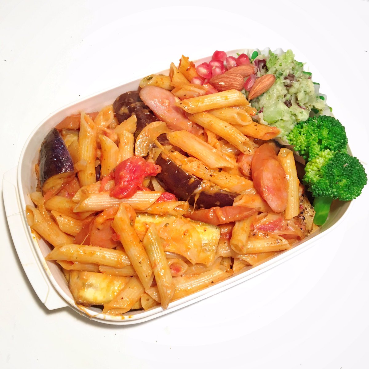 今日の #お弁当 😀トマトチーズクリームペンネ、ブロッコリーとさつまいものポテサラ。ペンネの作り方:①玉ねぎ・お茄子・ソーセージを炒めトマト缶とケチャップ少々、②茹でたペンネを加え、③バター、生クリーム、シュレッドチーズたっぷりを加え絡める。#obento #bento