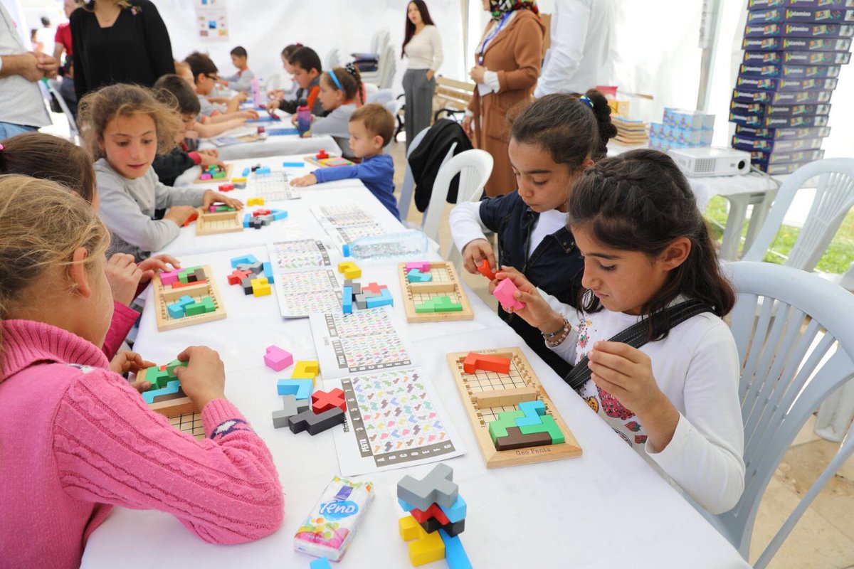 #BilimŞenliği2017 Şanlıurfa'mızda; Türkiye'nin dört bir yanından gelen yarışmaya girecek olan mucitlerimizin standlarını dolaştık. Kendilerini kutluyorum.