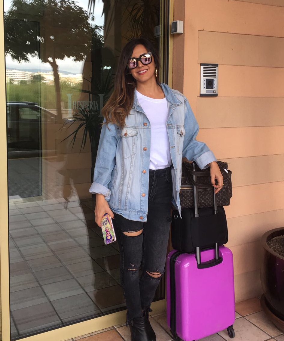 MercheOficial's tweet photo. Familia! Ya estoy en #Córdoba para hacer promo #NocheDeSanJuan y esta noche #EscenarioDial con la @Cadena_Dial 😘😘😘 https://t.co/nF9oLmyXyJ