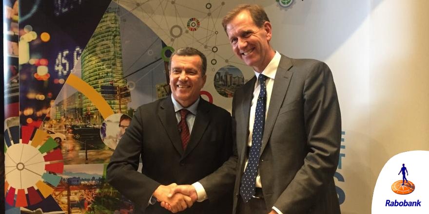 Rabobank's tweet photo. Rabobanks CEO @WDraijer en UN Environment @UNEP hebben de afspraak getekend voor de voorziening van 1 miljard dollar #KickstartFood @wbcsd https://t.co/JOKww1K9yU