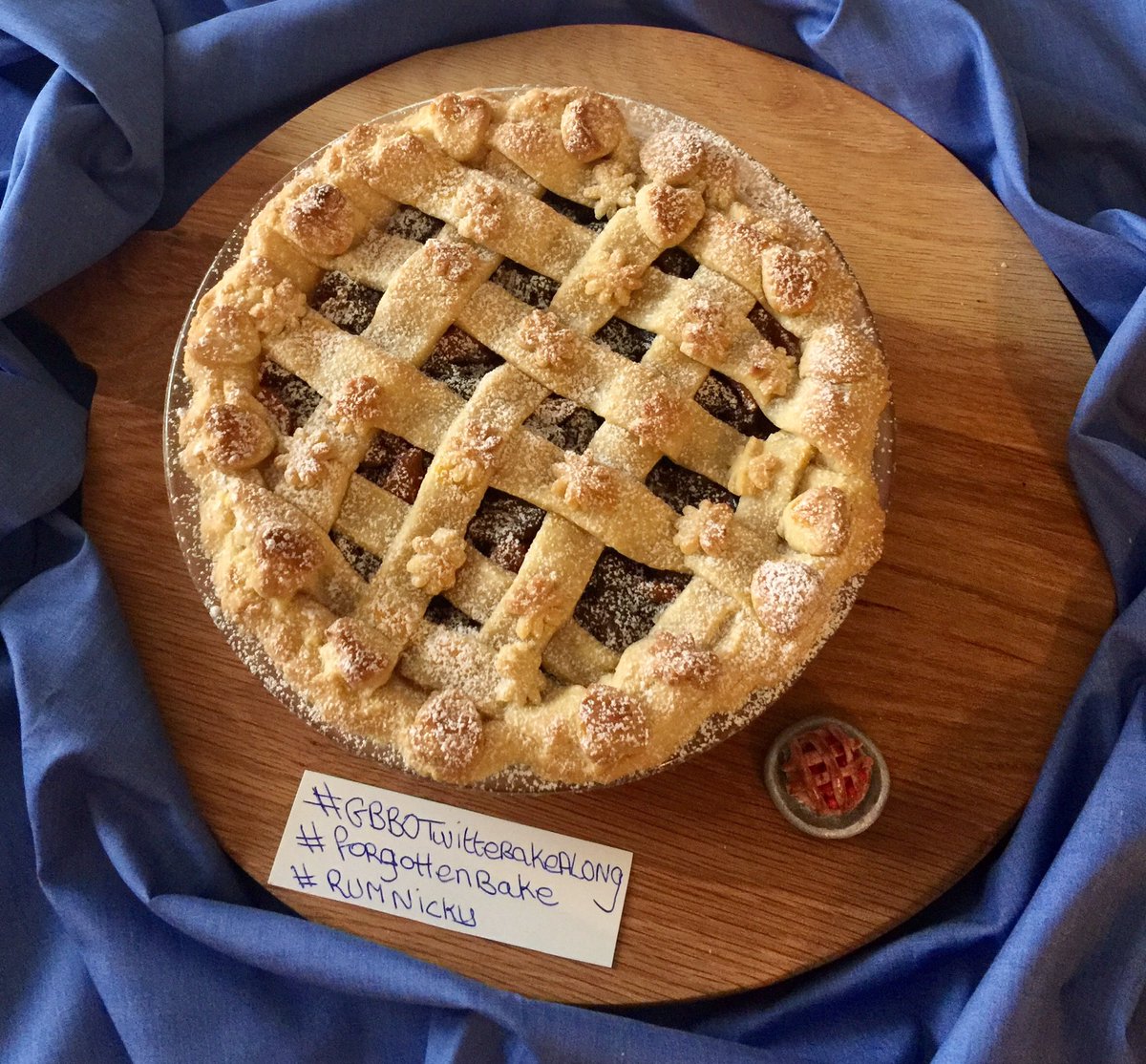 marybethxx6's tweet photo. @Rob_C_Allen @thebakingnanna1 #Forgottenbakesweek #GBBOTwitterBakeAlong #rumnicky ...smells lovely! 😋😋😋 https://t.co/9QJs7OBGyg