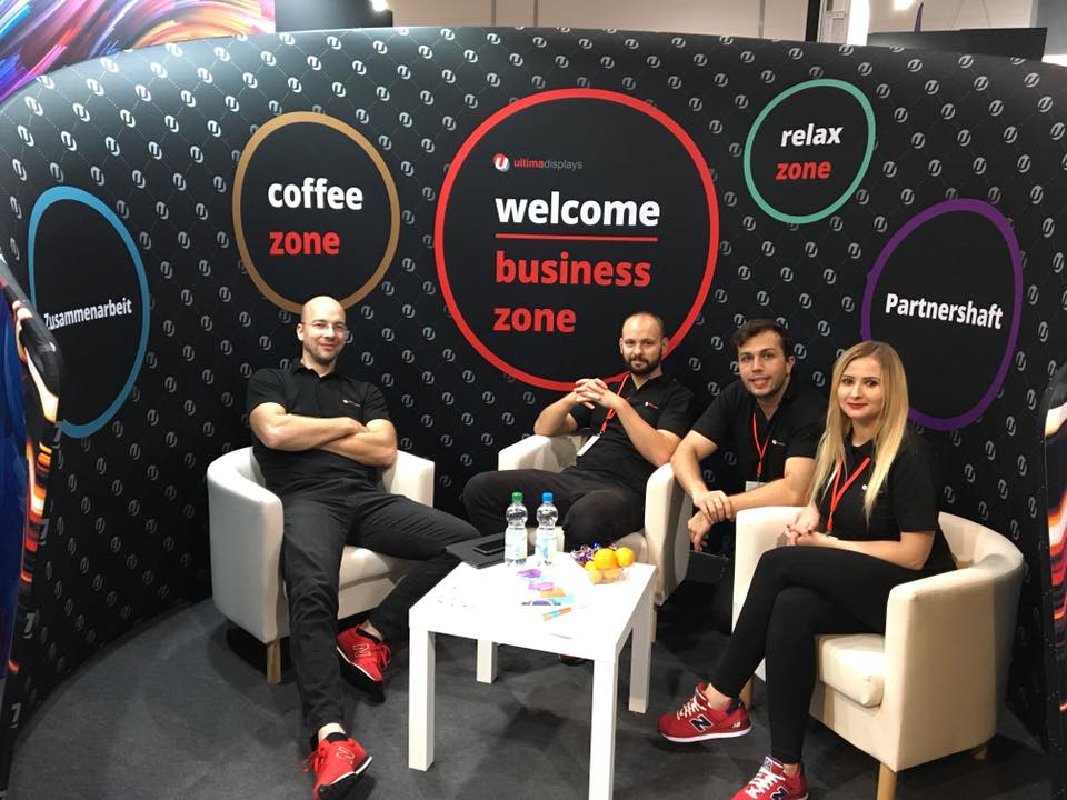 UltimaDisplays_'s tweet photo. Jesteśmy na targach #viscom2017 w @MD_GmbH. Co myślicie o stoisku? https://t.co/PYsvKu1jba