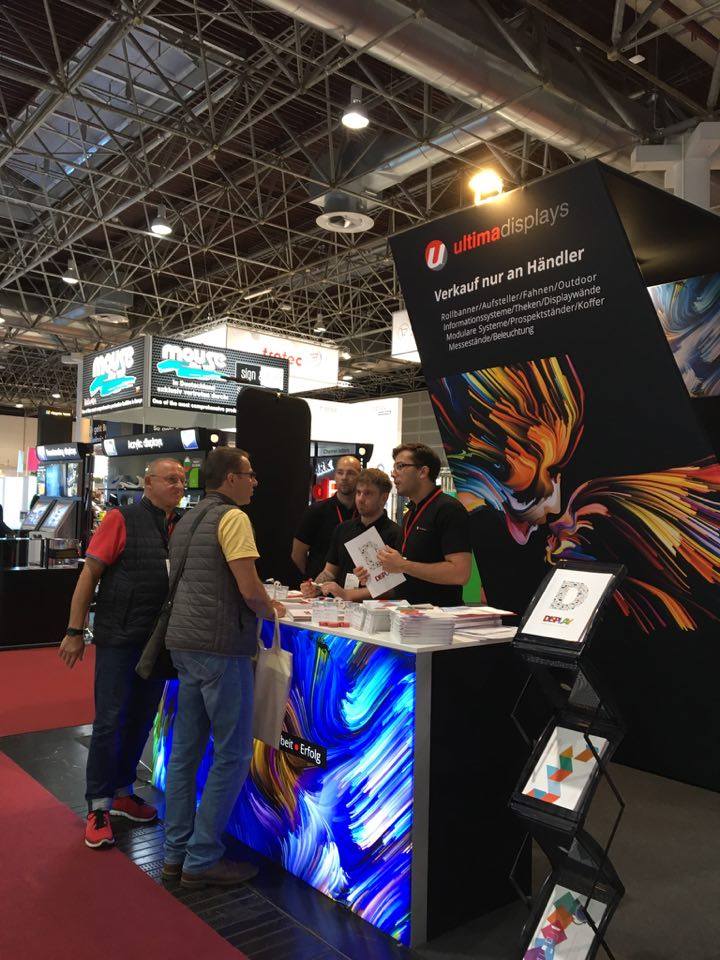 UltimaDisplays_'s tweet photo. Jesteśmy na targach #viscom2017 w @MD_GmbH. Co myślicie o stoisku? https://t.co/PYsvKu1jba