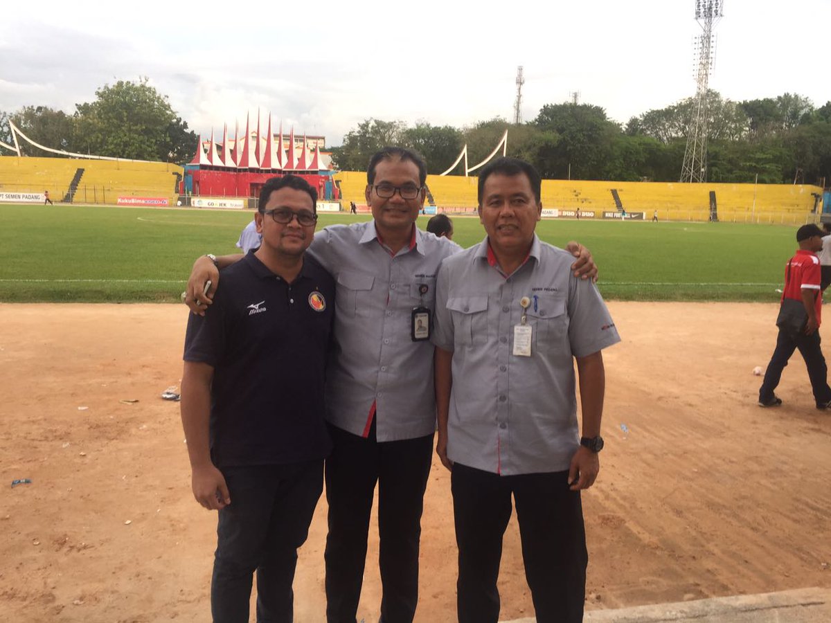 SemenpadangFCID's tweet photo. Usai kalah 1-2, manajemen @SemenpadangFCID tunjuk pelatih kepala permanen untuk Hengky cs https://t.co/c8XCUVhb2V