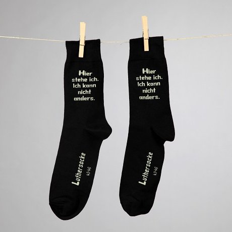 r2017org's tweet photo. Bestellt euch jetzt die Luthersocken mit dem Aufdruck "Hier stehe ich. Ich kann nicht anders." zum Reformationsjahr!
https://t.co/o44ADZBYhb https://t.co/AGtK4VJBKT
