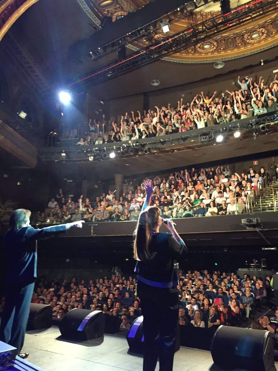 SpainPimpinela's tweet photo. Fotos shows por España !! 📸 Siempre es un placer teneros por aquí. El público os quiere y admira 😉 #Gira2016 #EntradasAgotadas #TeatroLlenos https://t.co/OQdnDWeUxG