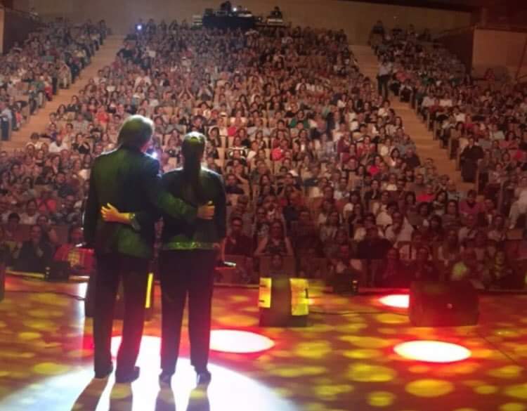 SpainPimpinela's tweet photo. Fotos shows por España !! 📸 Siempre es un placer teneros por aquí. El público os quiere y admira 😉 #Gira2016 #EntradasAgotadas #TeatroLlenos https://t.co/OQdnDWeUxG