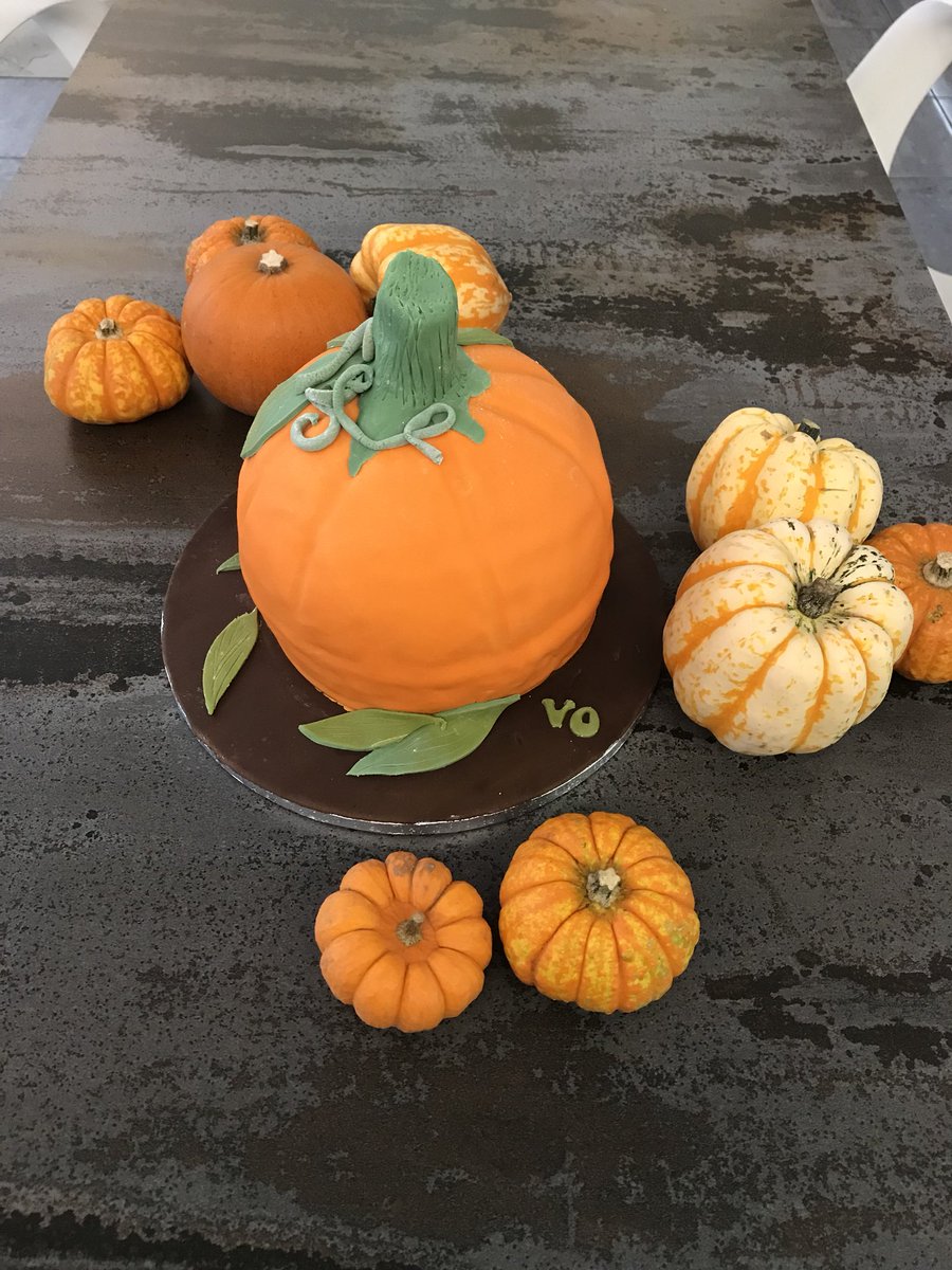 DBKitchens's tweet photo. Take a look at the amazing #pumpkincake John has baked #bakeoff #decorativecake 🎃 🍂 https://t.co/Ug6K2hiHIl