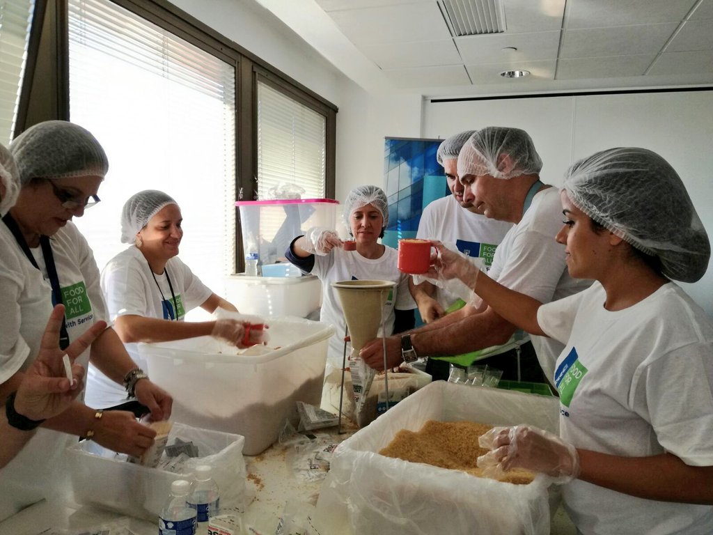 NetApp_es's tweet photo. Cadena HUMANA con mayúsculas la de esta #NetAppsolidaria. Vamos equipo! @Rise2030 #foodforall https://t.co/ct8RJS4lzz