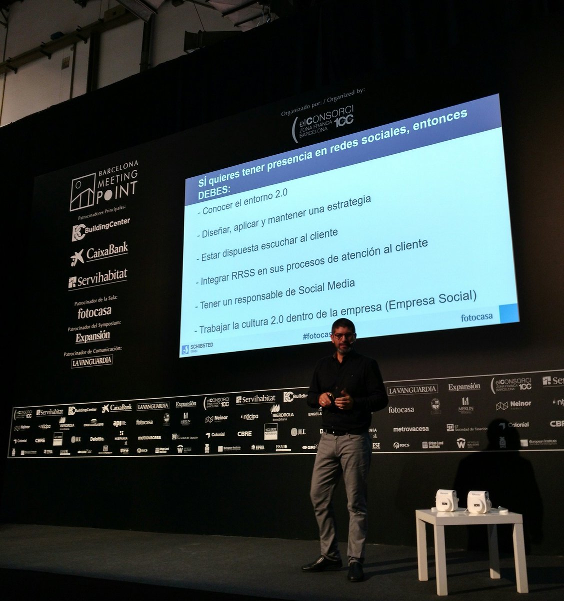 AnaMartinez's tweet photo. 🙋"Tener un responsable de #SocialMedia", por @erasmolopez en #FotocasaBMP, en @bmpsa #barcelona #BMP #BMP17 #mecontrate #buscofeina 😀 https://t.co/IiepR8tOCQ