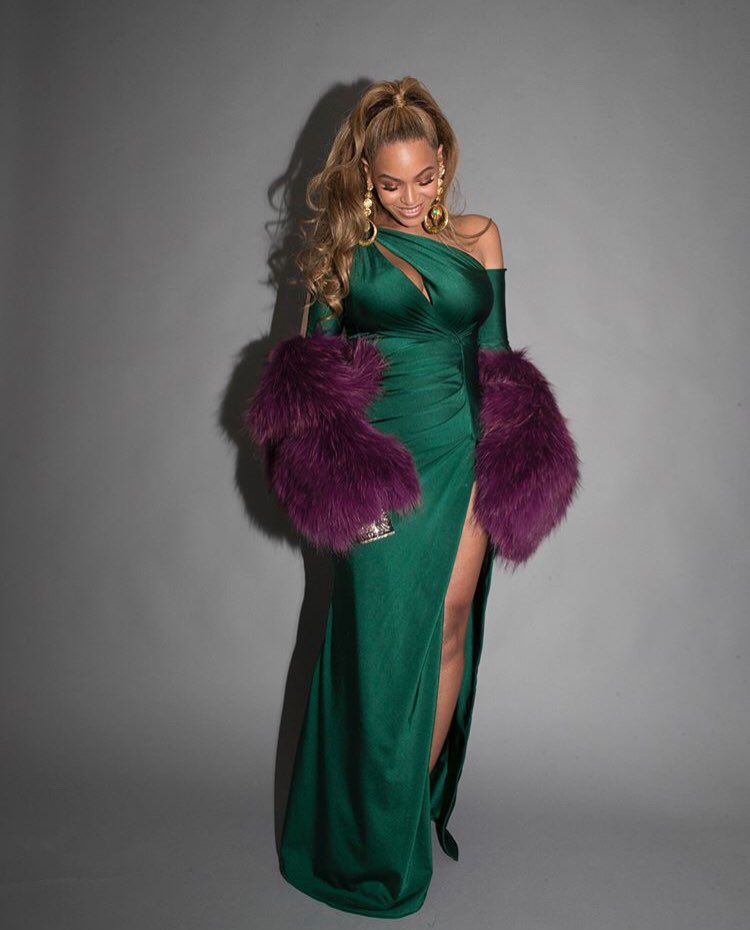 OriginelMag's tweet photo. Tidal x Brooklyn konserinden Beyonce ⭐️Beyonce gece için #WalterCollection ve #LorraineSchwartz markalarını tercih etti. #originelmag https://t.co/nx3jMtOcgR