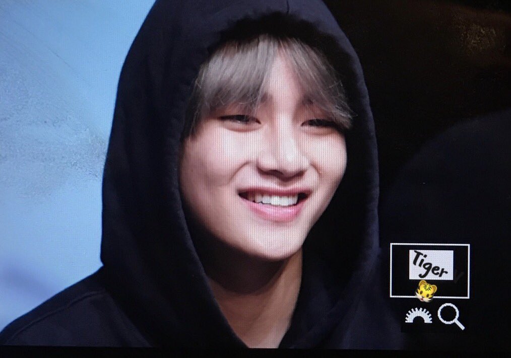 VLIGHT_1230's tweet photo. 171019 푸마 팬싸 
#김태형 #태횽 #뷔 #V https://t.co/24WRyCYN4m
