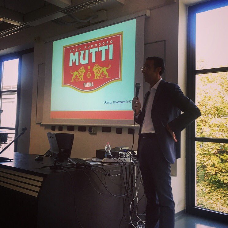 GiulioGranata's tweet photo. Oggi a lezione con Mauro Genna, National Account Manager @MuttiPomodoro . 🔴⚪️ #trademarketing #unipr #mutti #testimonianza https://t.co/niU5HinFzi
