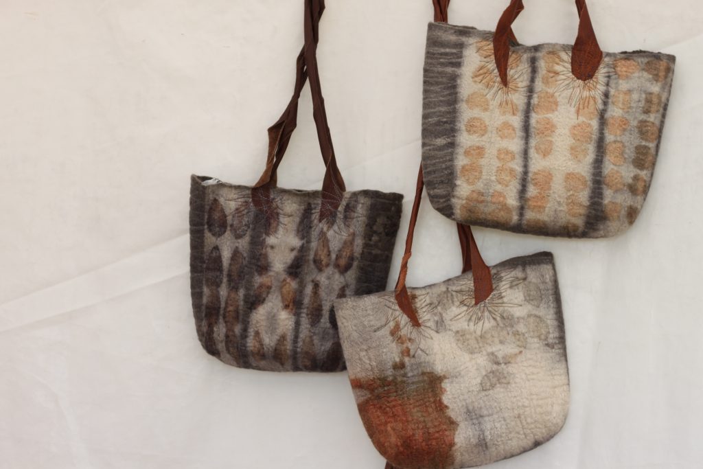 Make an #eco print #felt bag with <a href="/clairecawte/">Claire Cawte Textiles</a> in #Brechfa #Carmarthenshire using <a href="/CambrianWool/">Cambrian Wool</a> 🌿🍂
makeitinwales.co.uk/eco-print-felt… <a href="/VisitWalesBiz/">Visit Wales Biz</a>