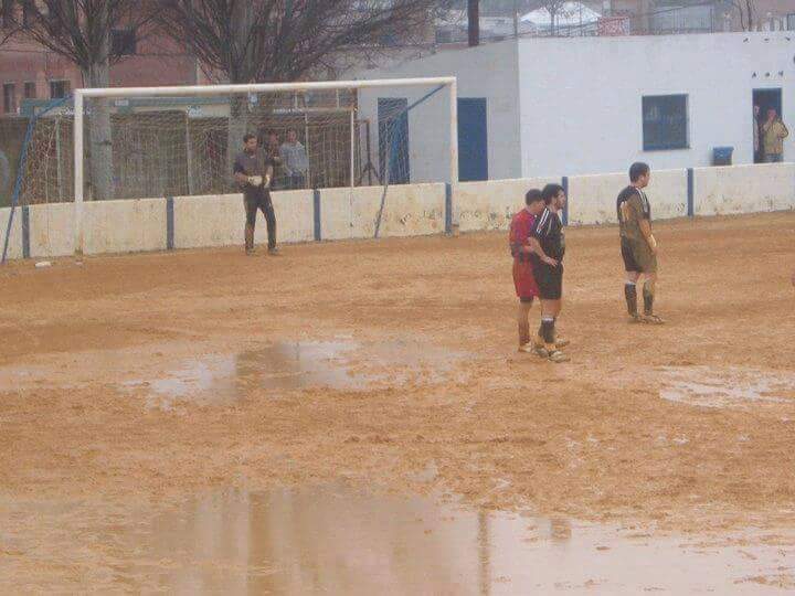 Sentbetico's tweet photo. RT si has jugado en campos así durante tu infancia https://t.co/fCserIeLCa