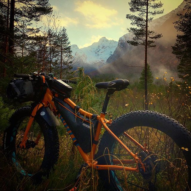 TuttoMTB's tweet photo. tovemisa / 🍂🍁Fortsatt fine høsttur opplevelser 🍁❤️🍂 men snøen nærmer seg ❄️🏔 #fatbike #whitebikes #kvanndalen #isfjorden #backpacking #teltt https://t.co/byW5MHaZ32