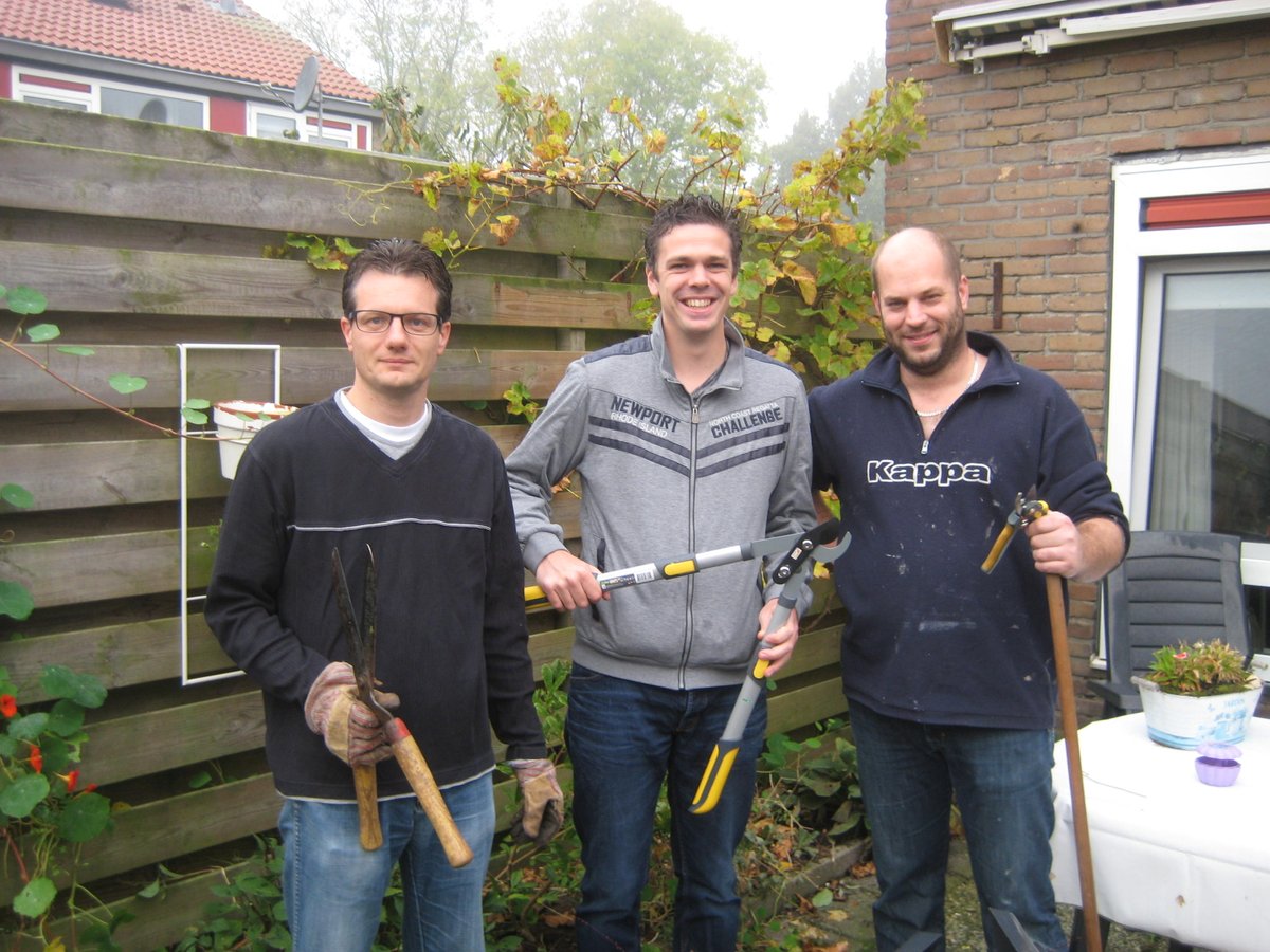 PresentDrachten's tweet photo. 5 teams van Delta Instruments uit #Drachten helpen de medemens: o.a. tuinklus, opruimen, laminaat etc...  #MBO Maatschappelijk betrokken. https://t.co/VaDi6b9tm9