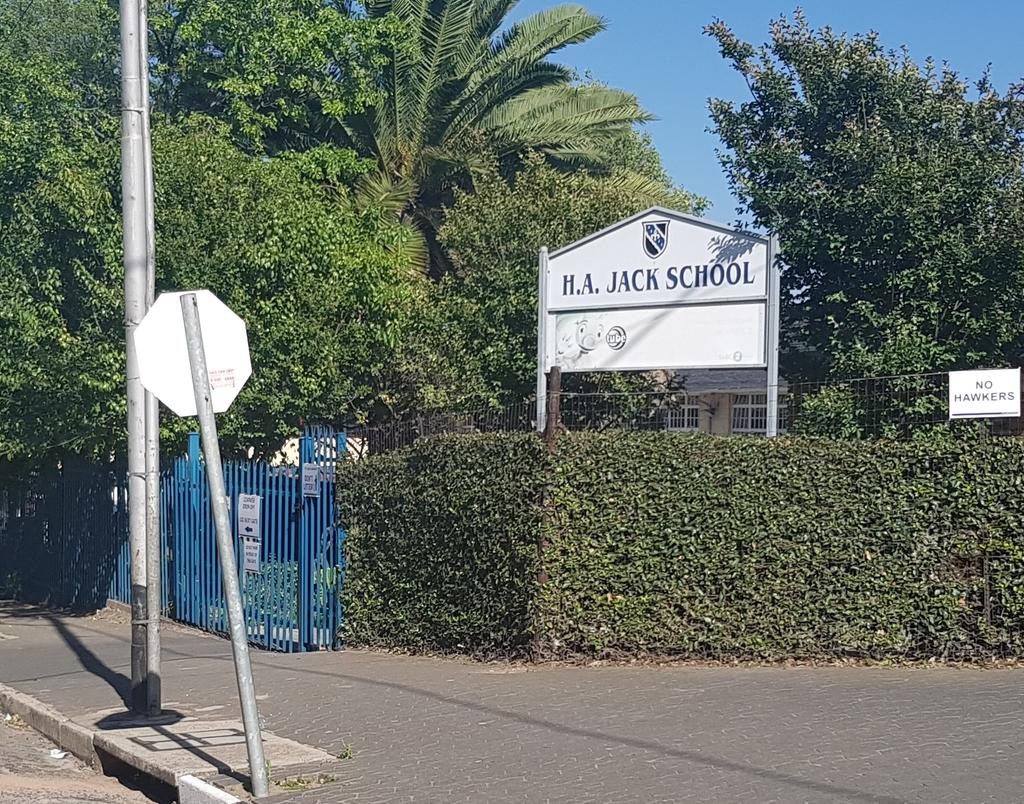 MuhiuddinMia's tweet photo. My wife just finished reading @Trevornoah book and he went to the primary school opposite my house and grew up in my suburb😎 memories Trevor https://t.co/5VuyM0v7RQ