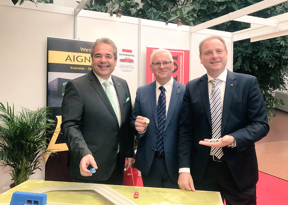 uniqagroup's tweet photo. #UNIQA Landesdirektoren aus Wien, Bgld und OÖ am #RisControl Stand beim #AssCompact Trendtag 2017 https://t.co/2EoWYcBno3 https://t.co/fV75IElwGm
