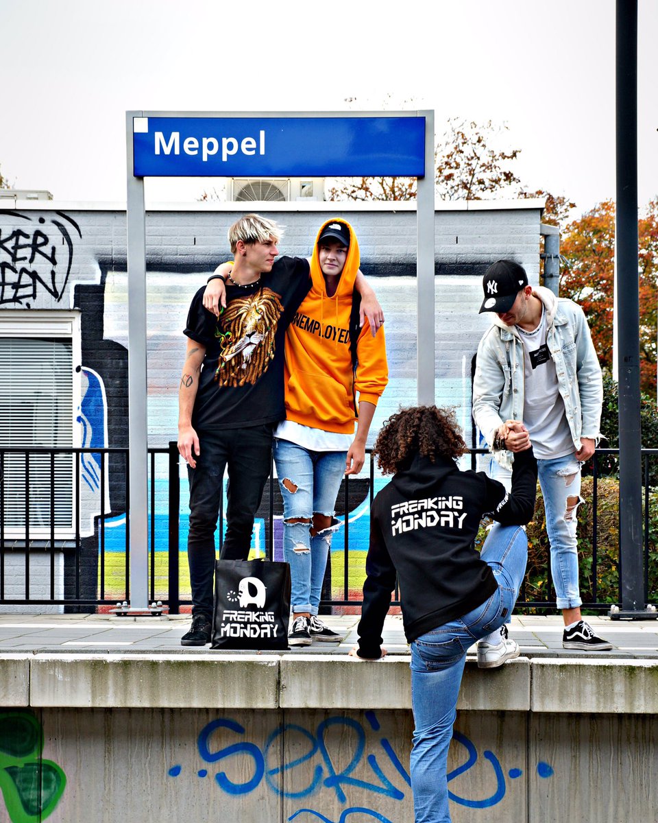 FreakingMonday's tweet photo. Beste @NS_online we zullen het nooit meer doen en lieve @MetroLife_NL alles voor de foto ;) @Metro #freakingmonday https://t.co/lqyxnlu8kA