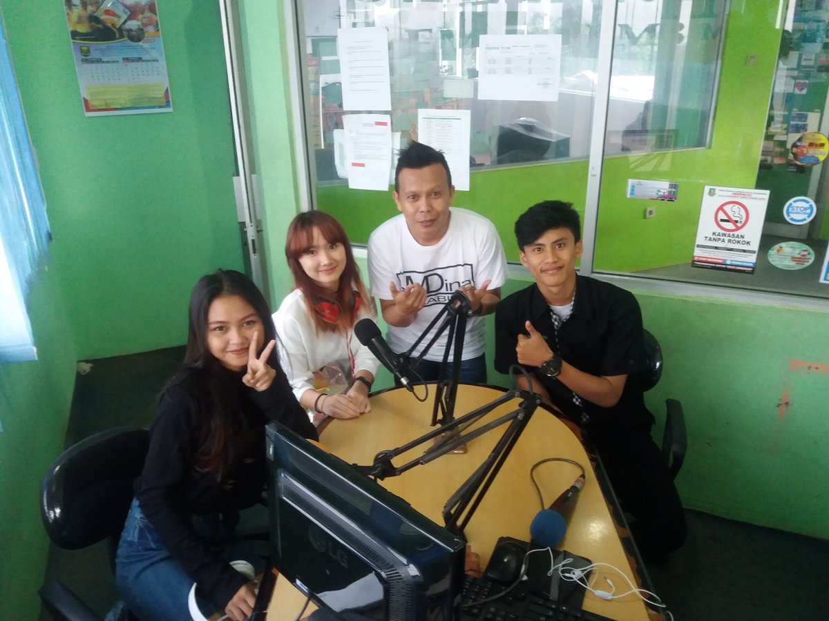 elmitra95fm's tweet photo. Lagi Interview Hibee - Rasa Ini bareng @RianaAfriansya4 cc: @reeo_CMPro 
#NICEONG 
MD: @nandre95fm https://t.co/tXtYnemUPh