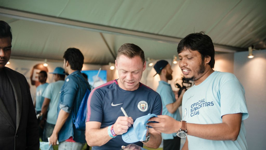 ManCity's tweet photo. Brilliant to meet #ManCity fans in India at #PLBengaluru! ๐ฎ๐ณ๐
Photos โก๏ธ https://t.co/tspJIYhLf1 https://t.co/cgOzX18kON