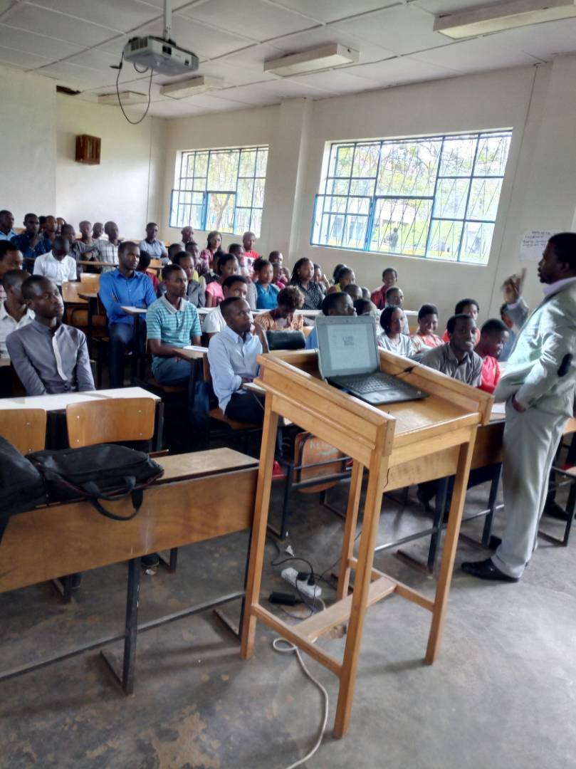 #Nyirimanzi explaining more about #BigData <a href="/Uni_Rwanda/">University of Rwanda</a> <a href="/statisticsRW/">National Institute of Statistics of Rwanda</a> #StatisticsWeek2017