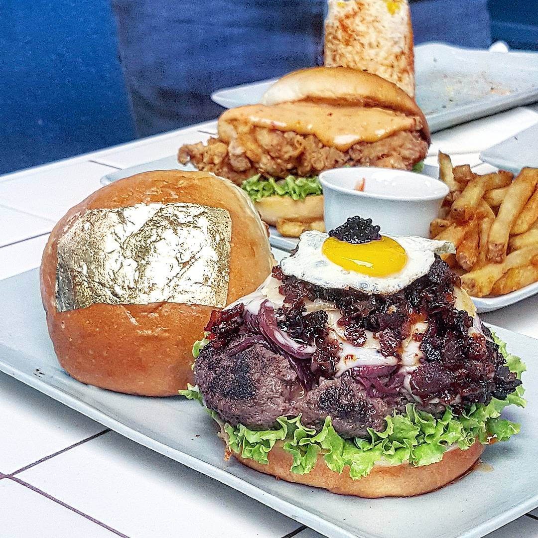 FoodIsLifePH_'s tweet photo. @giltburger Gold β Caviar β New Zealand Beef πππ #FoodIsLifePH #Burger #FoodPorn https://t.co/rAOOcUXV5Z