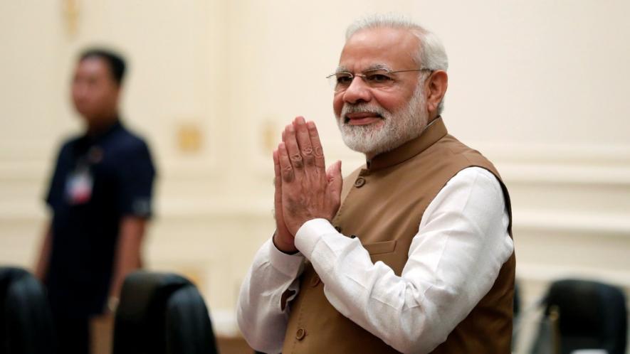 upmessenger's tweet photo. पीएम @narendramodi ने एलओसी पर सेना के जवानों संग मनाई दिवाली
 https://t.co/P73WsEXYcP https://t.co/msRa4T2vEH