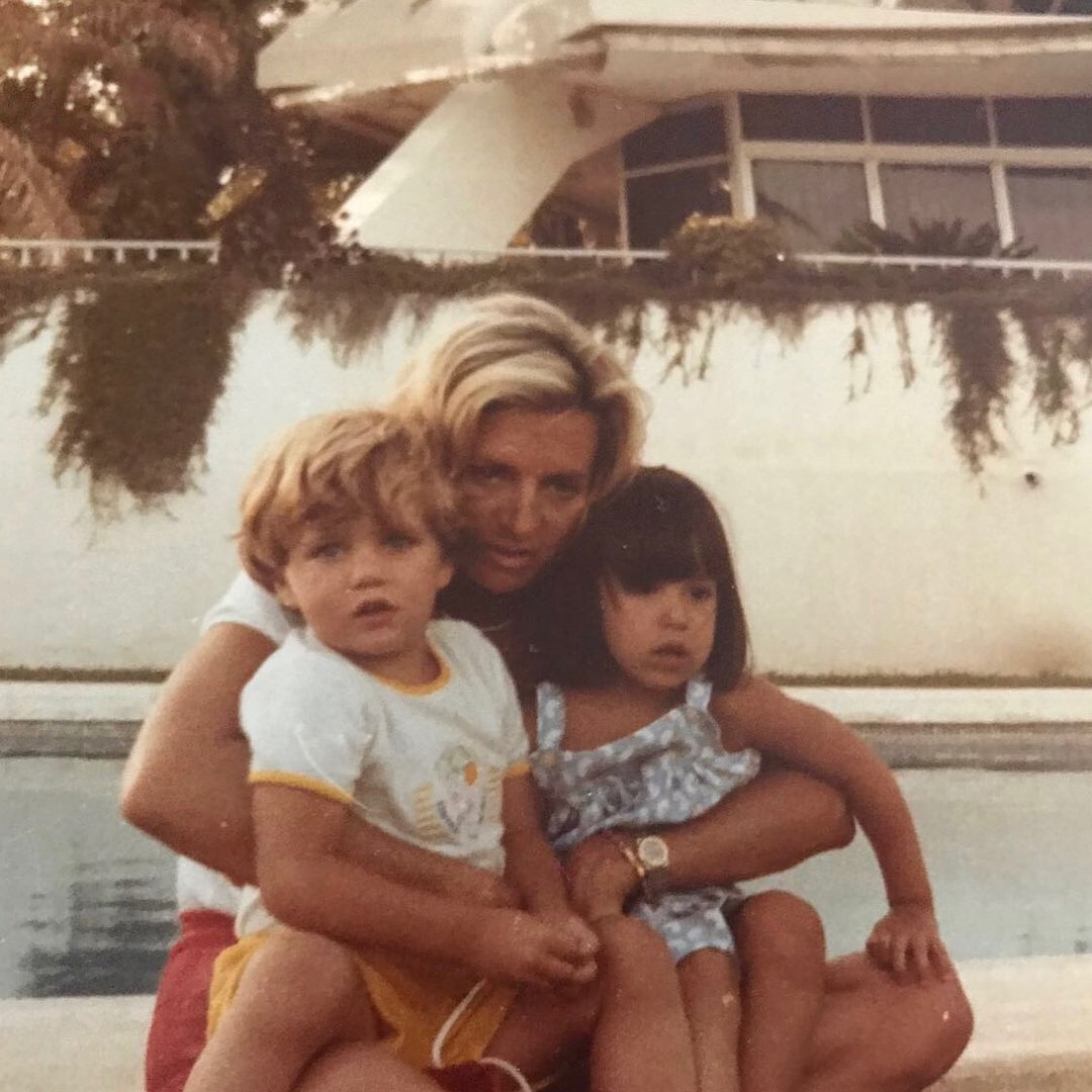 IglesPreyFamily's tweet photo. @Tamara_Falco_ Instagram: #TBW...ednesday? π€£ #loshermanitos #ElOasisMarbella #bestsummersever #tamarafalco https://t.co/W0glKasJGk