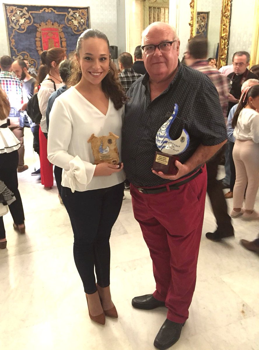 Ayer recogimos en el <a href="/alicanteayto/">Ayuntamiento Alicante</a>, en nombre de los artistas, los premios #Fogueres2017, representados por bellea <a href="/Mery235/">Maria Guerrero</a> y #AngelCervetto