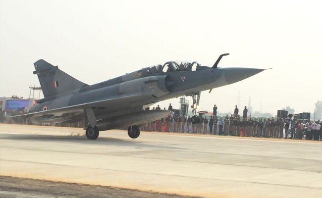 news24tvchannel's tweet photo. 20 से 24 अक्तूबर तक हवाई पट्टी बनेगा लखनऊ-आगरा एक्सप्रेस-वे, नहीं चलेंगे वा #lucknowagraexpressway #flyingtest https://t.co/SYCUaMV6Yd https://t.co/kKnaMIArML
