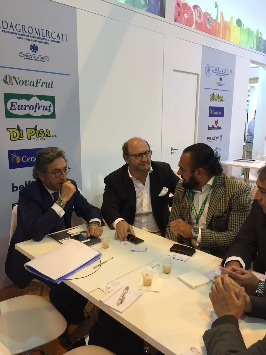 UNCGFL's tweet photo. Première rencontre à #FruitAttaction2017 entre Présidents #grossistes 🇮🇹@fedagroconf 🇪🇸@Asomafrut 🇫🇷 @MglcBerthe https://t.co/2qkRb4Ki7F