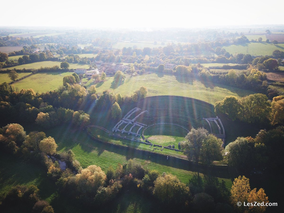 les_zed's tweet photo. A quelques km de #Poitiers, le Site gallo-romain de Sanxay est de toute beauté, surtout quand on est seul avec son #drone 😎 #Vienne86 https://t.co/Yk0jIrs0rz