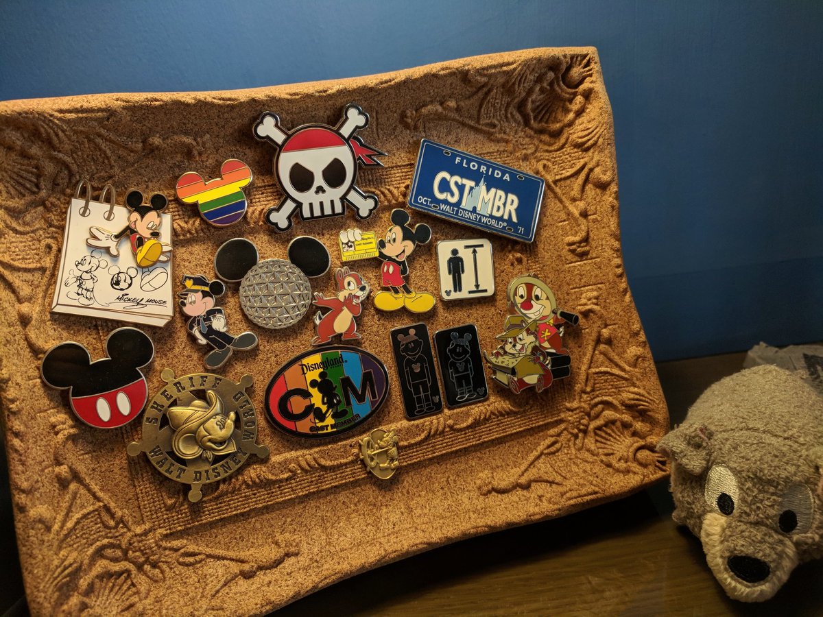 mcmattie85's tweet photo. Managed to pick up this Cast Member exclusive mini Pride pin, it's so cute!!! 😁 #Disney #CastExclusive #DisneyPins https://t.co/ZMQhyP3PDa