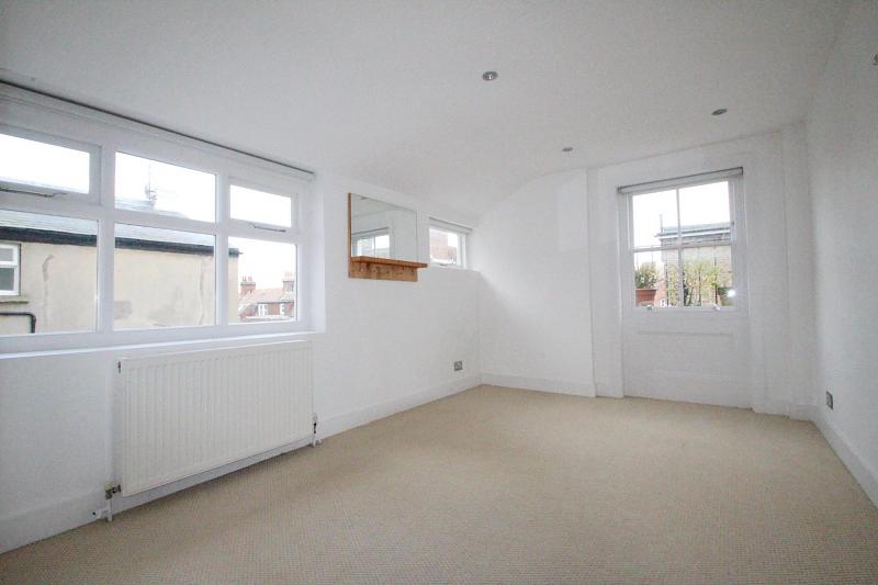 DON'T MISS OUT! A #beautiful 2 bed, close to the popular #7dials and offered #unfurnished! CALL US NOW bit.ly/2zzMPgh